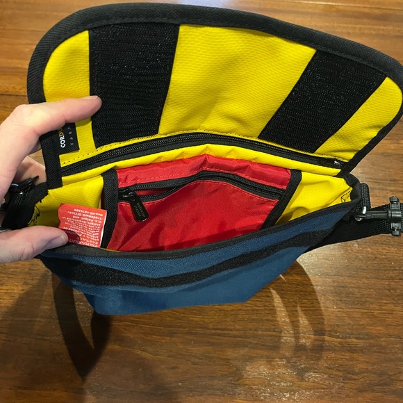 Manhattan Portage Red Label College Place Handlebar Bag with Vinyl Lining - Picture 2 of 3